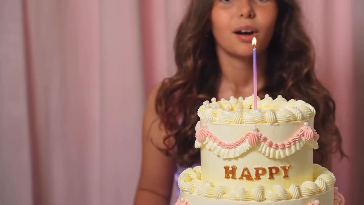 Kira behind a birthday cake in the A. Blikle TV commercial